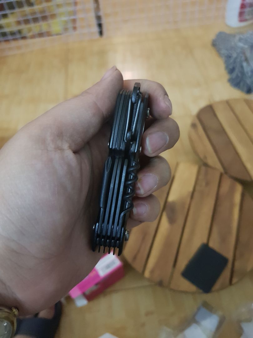 nhìn khá chắc chắn nhưng lại ko được bén,  có cái kéo dễ xương xương nhưng ko cắt được.  dao cũng ko bén lắm.