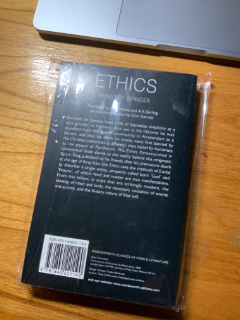 Giao hơi lâu, sách bọc ni long trong cẩn thận nhưng thấy sách hơi mờ chữ với title trên bìa sau hơi lệch..