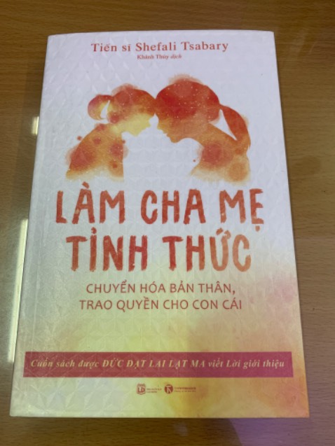 Mình được nghe giới thiệu trên mạng, thấy hay nên mua, dù chưa đọc nhưng hi vọng cuốn sách này sẽ giúp mình có tư duy đúng để đồng hành và dẫn dắt các con của mình đi đúng đường!