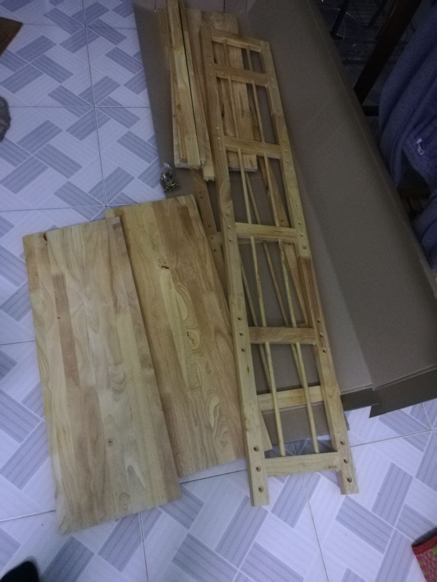 thấy cũng được chắc chắn, nhưng 4 chân ko bằng nhau nên khập khiễng nên phải kê chân.