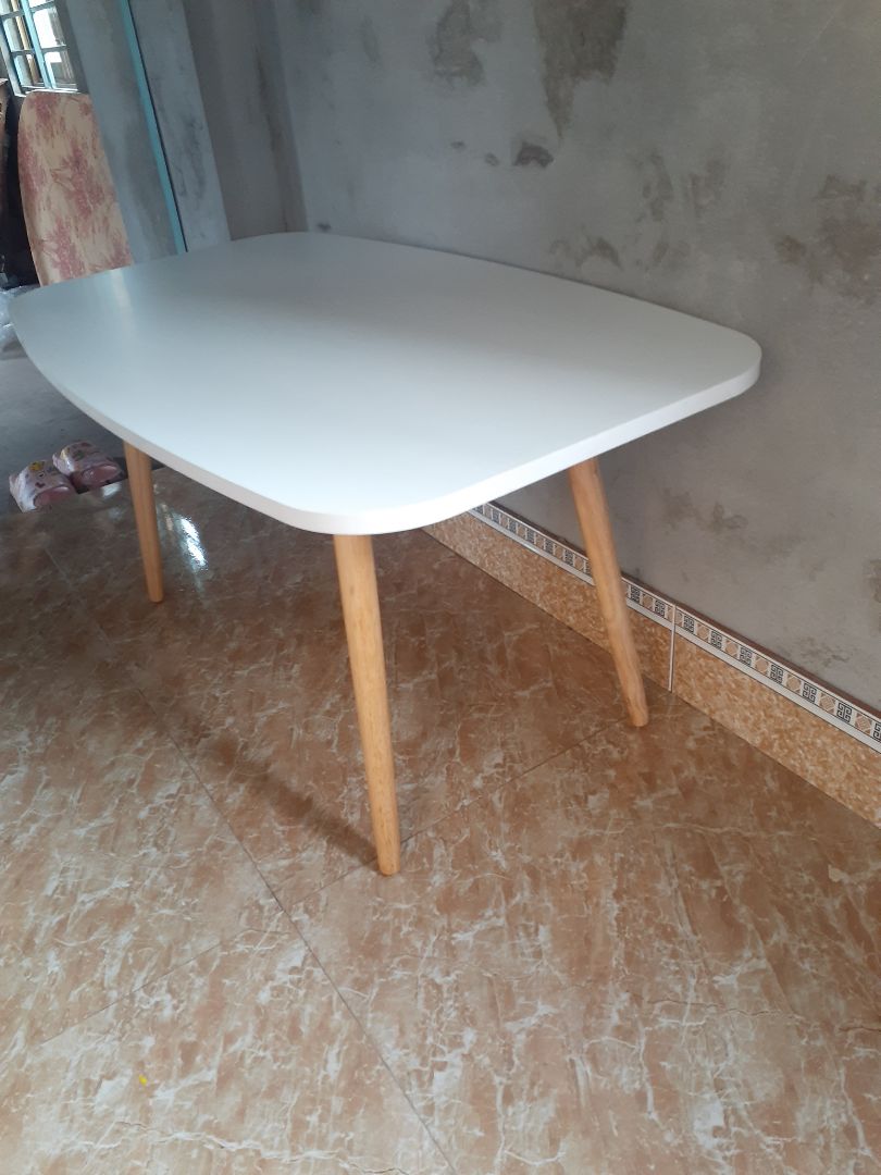 Hàng siêu đẹp nha mn, mình áp mgg còn 200k thôi, ship cực nhanh, 3 ngày từ HCM ra Bắc rồi. bàn chắc chắn cực kì, trông đơn giản nhưng sang lắm, để decor hay làm bàn học cũng đều oke, mặt bàn phẳng mịn đẹp chứ k nham nhám như mấy cái bàn trước mình mua. tóm lại là 200k quá hời luôn ý 🥰🥰