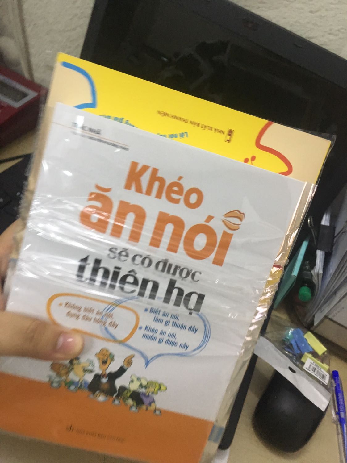 Sách những đợt trước mình nhận đều rất ok, book care, đóng gói, giao hàng đàng hoàng.
Đợt này hơi buồn nha. Mình thanh toán online rồi thì thường giao hàng các bạn sẽ đưa mình ký và chụp hình lại, còn lần này mình đi ra tới chỗ xe bạn đậu để lấy hàng thì thấy bạn đang tự ký tên mình và chụp lại rồi. Mình k hài lòng việc này. Sau đó lên mở ra k có bookcare nữa, chỉ có 1 cái bao bọc hgoaif thôi ?