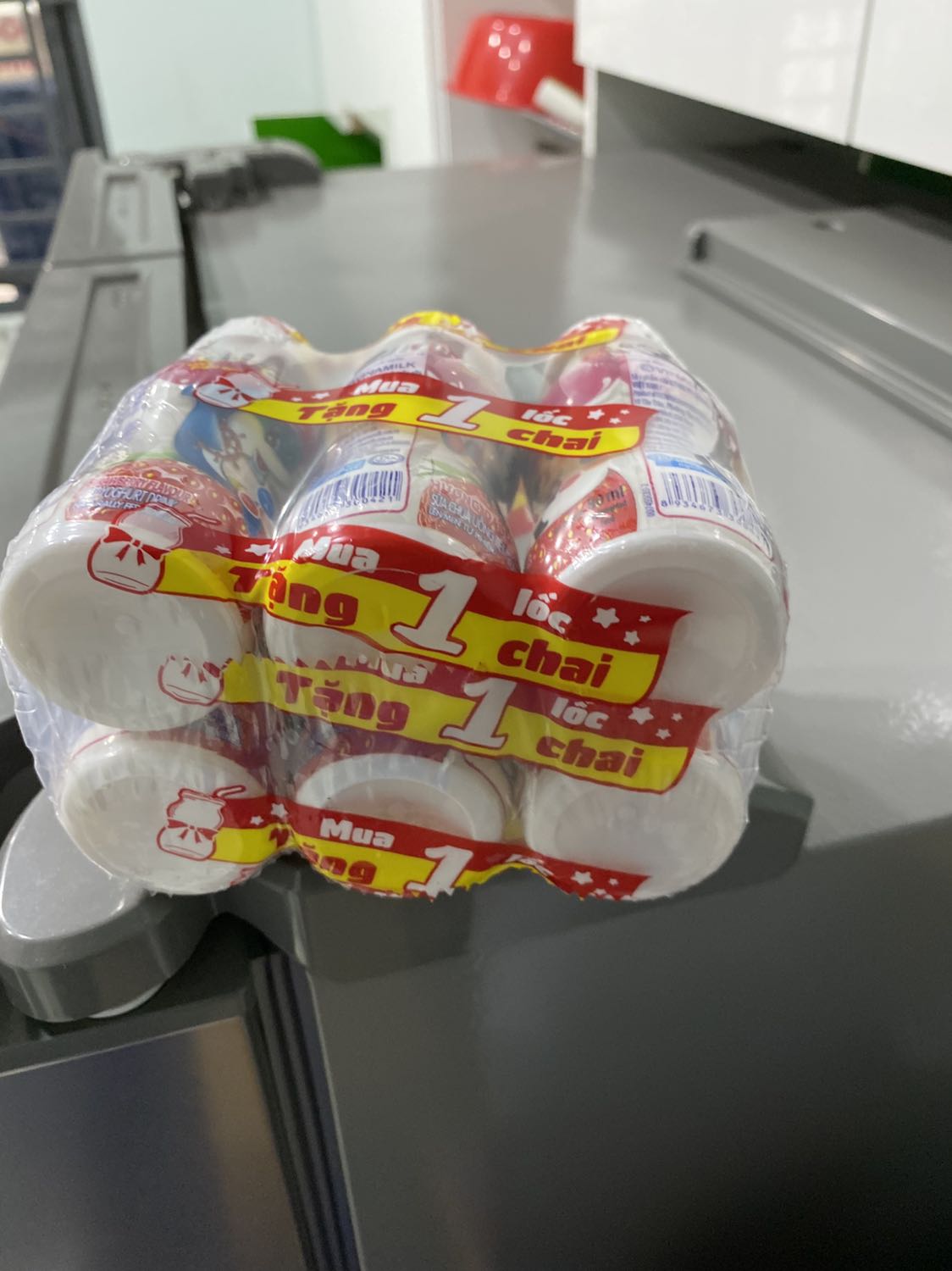 Mua 1 lốc tặng 1 hủ, mình mua cả thùng vẫn không thấy hàng tặng đâu ạ??? Tiki xem lại giúp mình