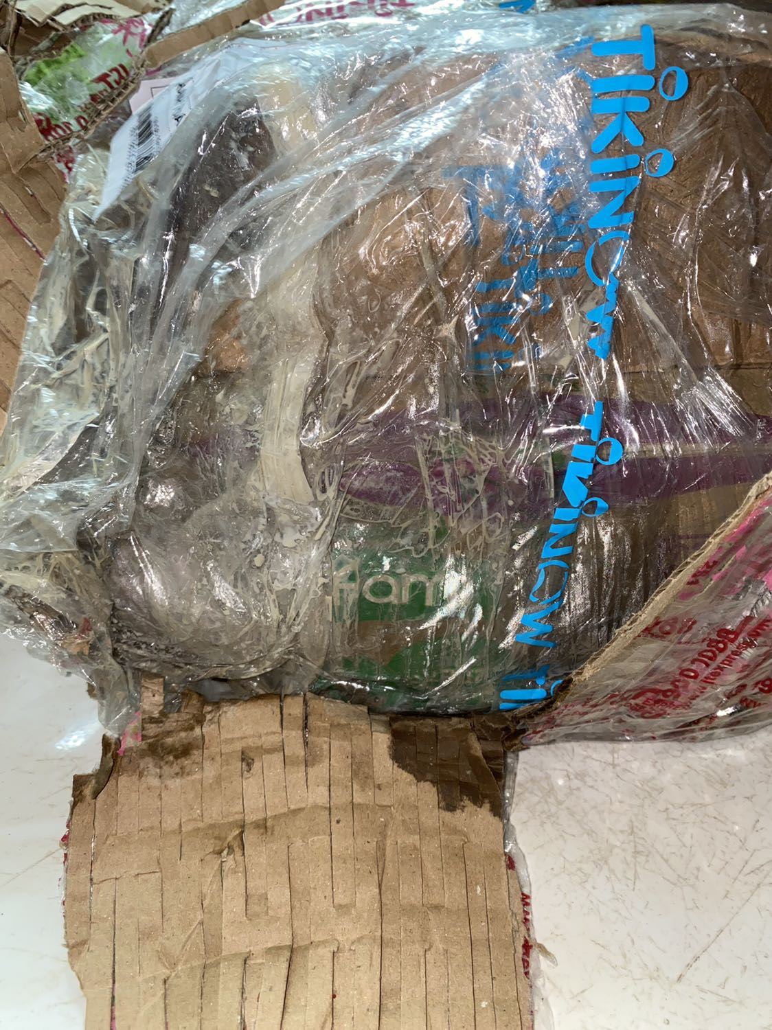 Quá TỆ, TỆ TỪ GIAO HÀNG ĐẾN CÁCH NHÂN VIÊN PHẢN HỒI
QUÁ ***, giao hàng hư, Tiki yêu cầu nhân viên giao hàng gọi khách ký xác nhận hàng nguyên vẹn.