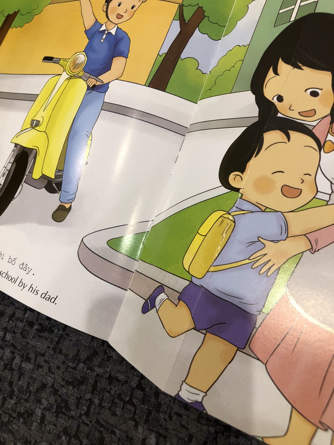 Sách in màu nhạt, k rõ nét và 2 quyển sách bị lỗi như hình. Hơi thất vọng vì có cảm giác sách k thật