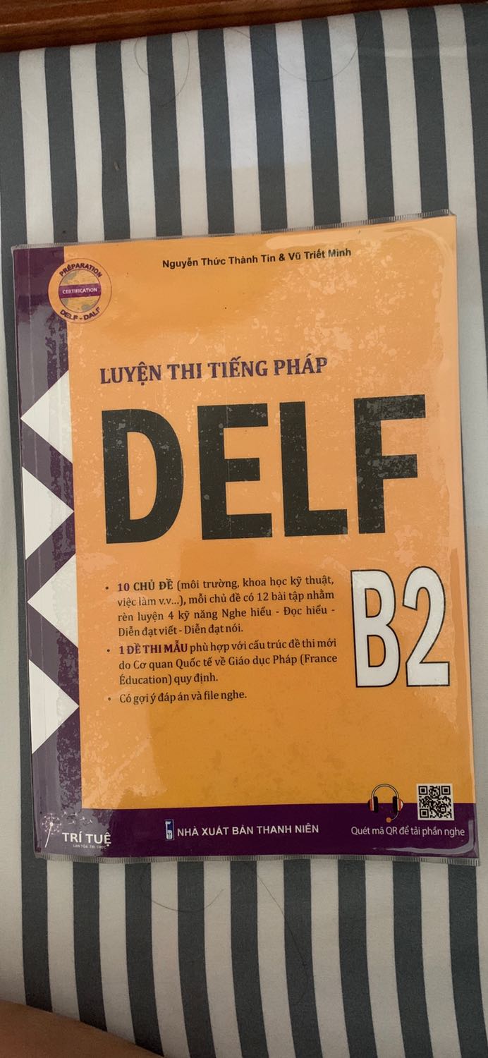 - Hình thức của sách đẹp, cứng cáp. Giấy xịn, in đẹp. Mình có lỡ làm đổ nước lên nhưng sau khi khô lại như chưa có chuyện gì xảy ra. 
- Sách được chia theo từng chủ đề rõ ràng, từng dạng bài riêng rất dễ để ôn tập. 
- Phần giải cho các bài viết và bài nói có cả dàn ý cơ bản để tham khảo rất hay. 
- Chủ đề cập nhật, thú vị. 

Nói chung là xịn mịn đẹp đáng đồng tiền bát gạo. Nên mua