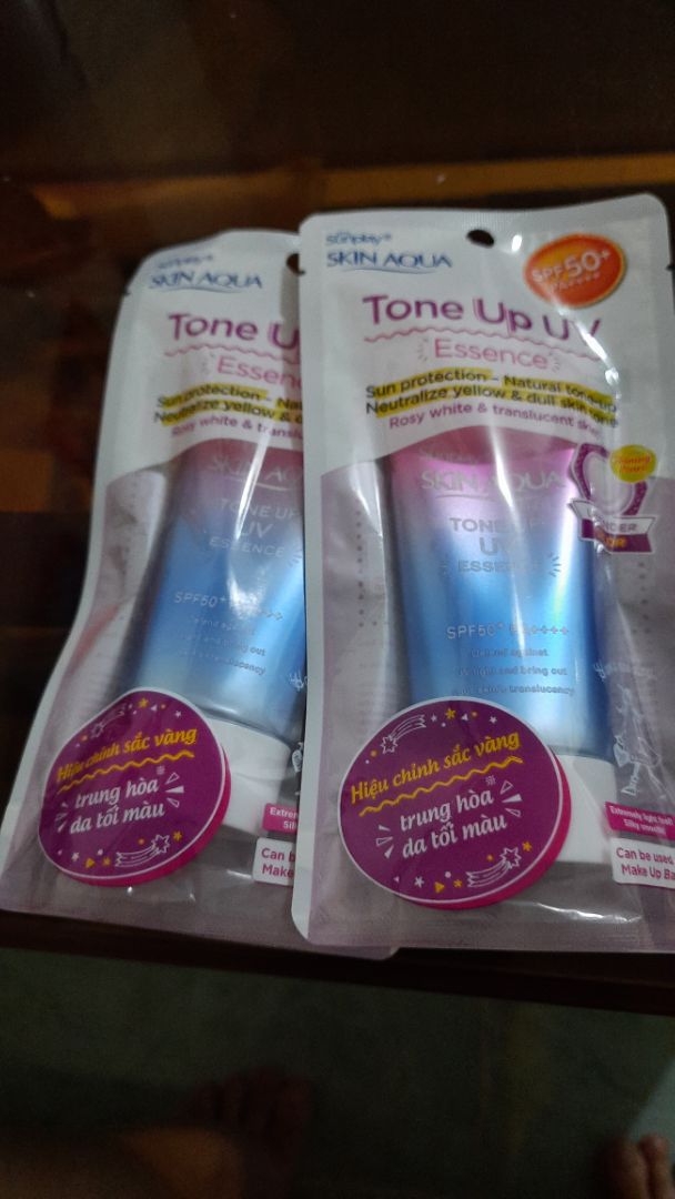 ship thần tốc, đặt hàng t4, sáng t5 hàng đã đến tay. Kem chống nắng này nâng tone rất đẹp, nhưng dễ bị trôi nếu da nhiều dầu, da khô xài mê luôn. Nhưng khuyến mãi thấy tặng son mà k thấy son đâu, k hỉu, mình còn chọn màu r mà, k biết do mình thao tác nhầm hay j, k hỉu, chán ship thần tốc, đặt hàng t4, sáng t5 hàng đã đến tay. Kem chống nắng này nâng tone rất đẹp, nhưng dễ bị trôi nếu da nhiều dầu, da khô xài mê luôn. Nhưng khuyến mãi thấy tặng son mà k thấy son đâu, k hỉu, mình còn chọn màu r mà, k biết do mình thao tác nhầm hay j, k hỉu, chán