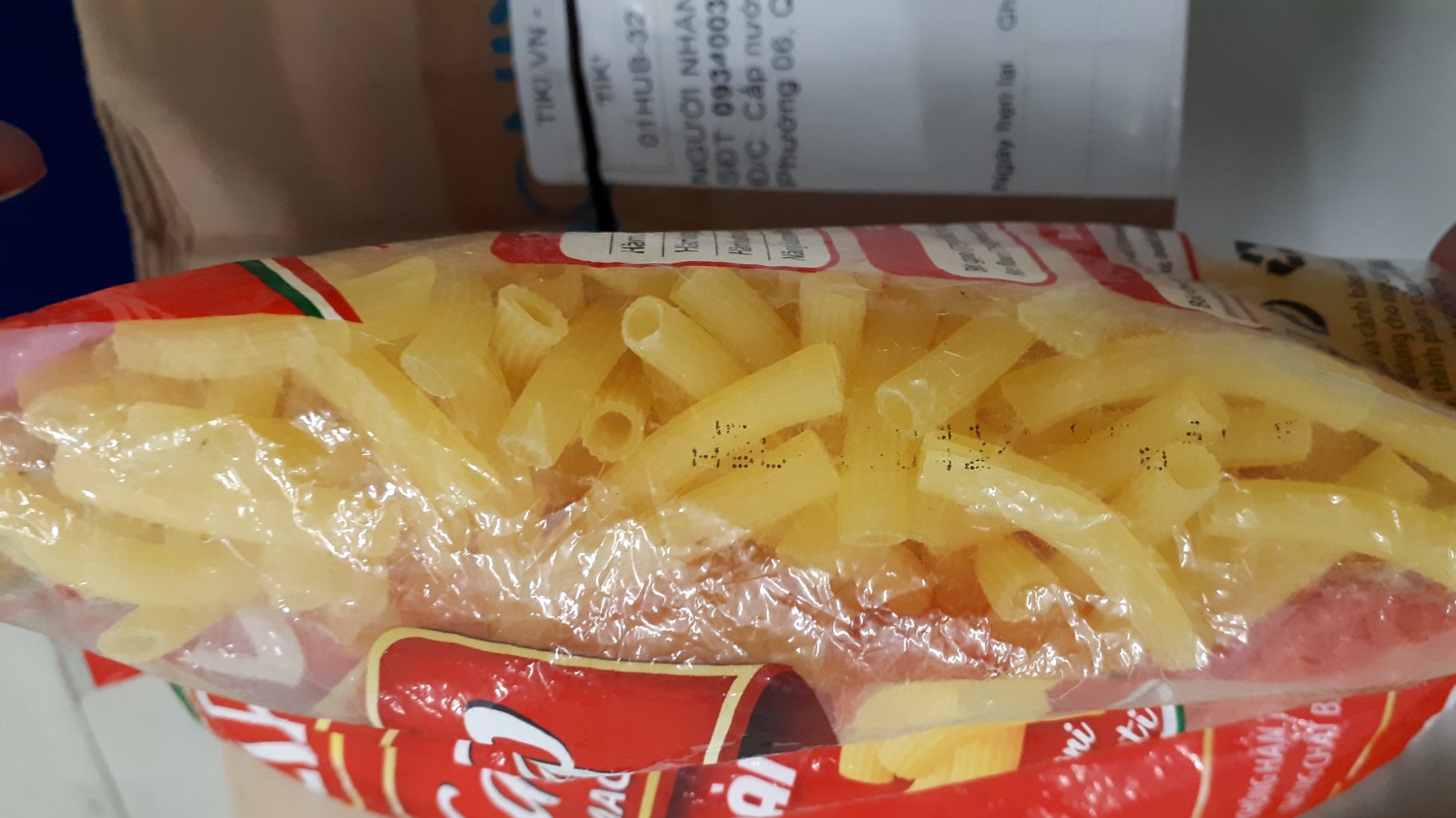 bán hàng không uy tín, cạo ngày sử dụng đã hết hạn, bao bì nhàu nát. Gọi điện tổng đài nói để gửi *** rồi chụp hình làm theo hướng dẫn cho đổi hàng mà không gửi ***.