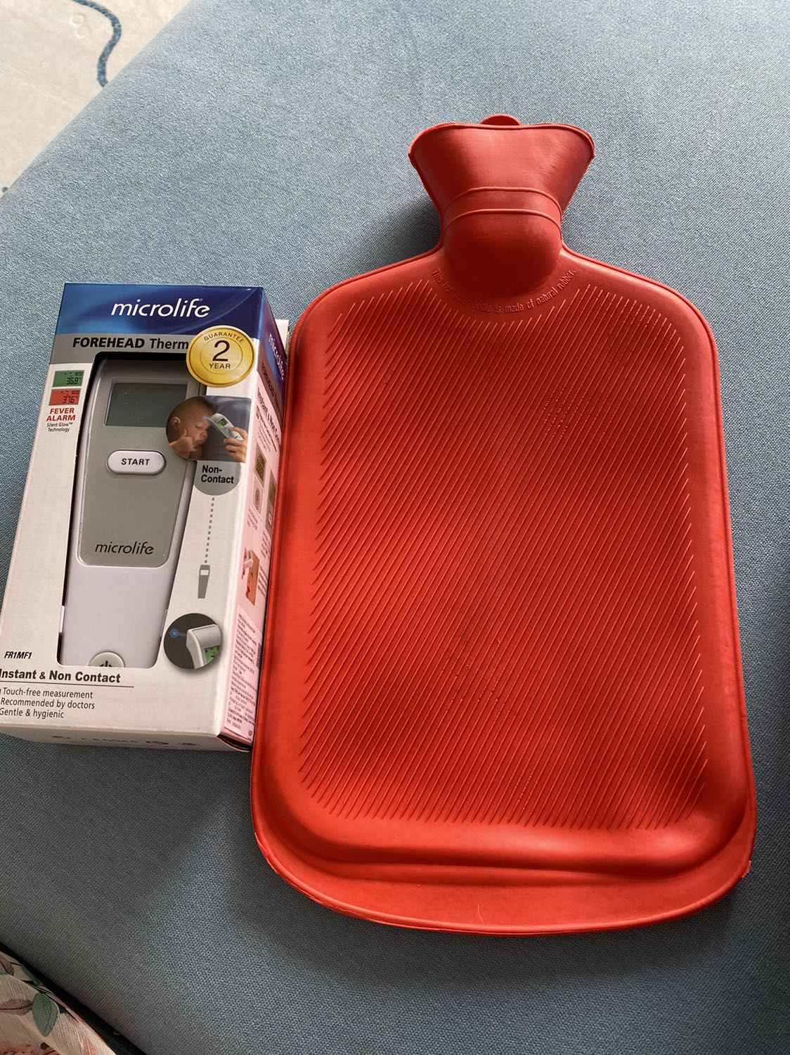 Shop bán cả loại tặng kèm và loại ko tặng kèm. Cứ nói là tặng kèm chứ tiền cũng tính vào đồ tặng kèm cả mà. Mình vẫn chọn loại tặng kèm túi chườm đá vì mô tả túi chườm nhìn khá đẹp và ưng. Thế mà kết quả nhận đc là 1 cái túi chườm bằng cao su ko thể nào xấu hơn đc 😡 biết thế thì mình đã mua loại bthg, loại chỉ có mỗi máy đo nhiệt độ rồi. Còn máy đo nhiệt độ đã dùng thử thì tạm thời là ok ko biết sau có lỗi hỏng gì ko. Nhưng ko hài lòng việc mô tả 1 kiểu hàng 1 kiểu ntn