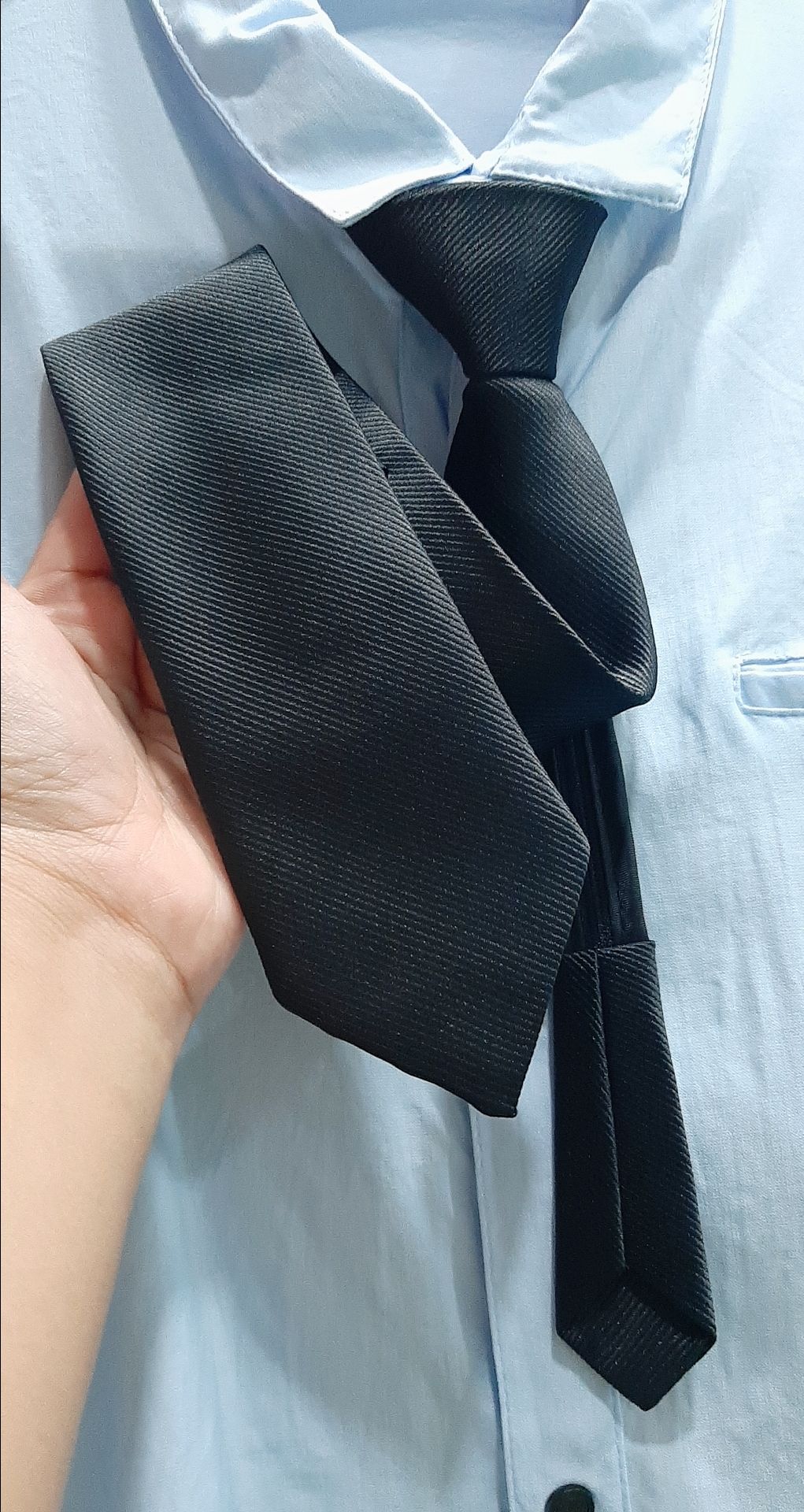mình vải hơi bóng quá, cà vạt thắt sẵn cũng tiện dụng, nói chung là tiền nào của đó.