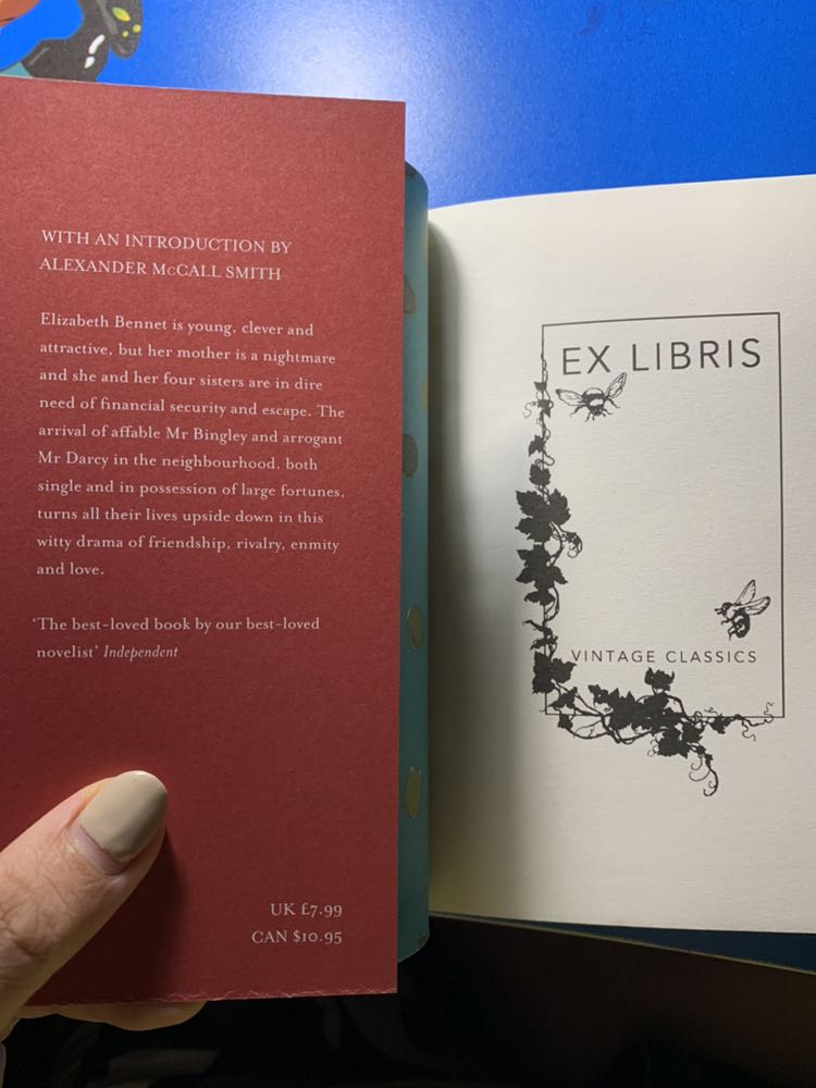 Bìa xinh xỉu. Mình collect các bản in nên nhất định k thể bỏ qua. Giấy cầm nhẹ tay, k mỏi mắt và chữ dễ nhìn