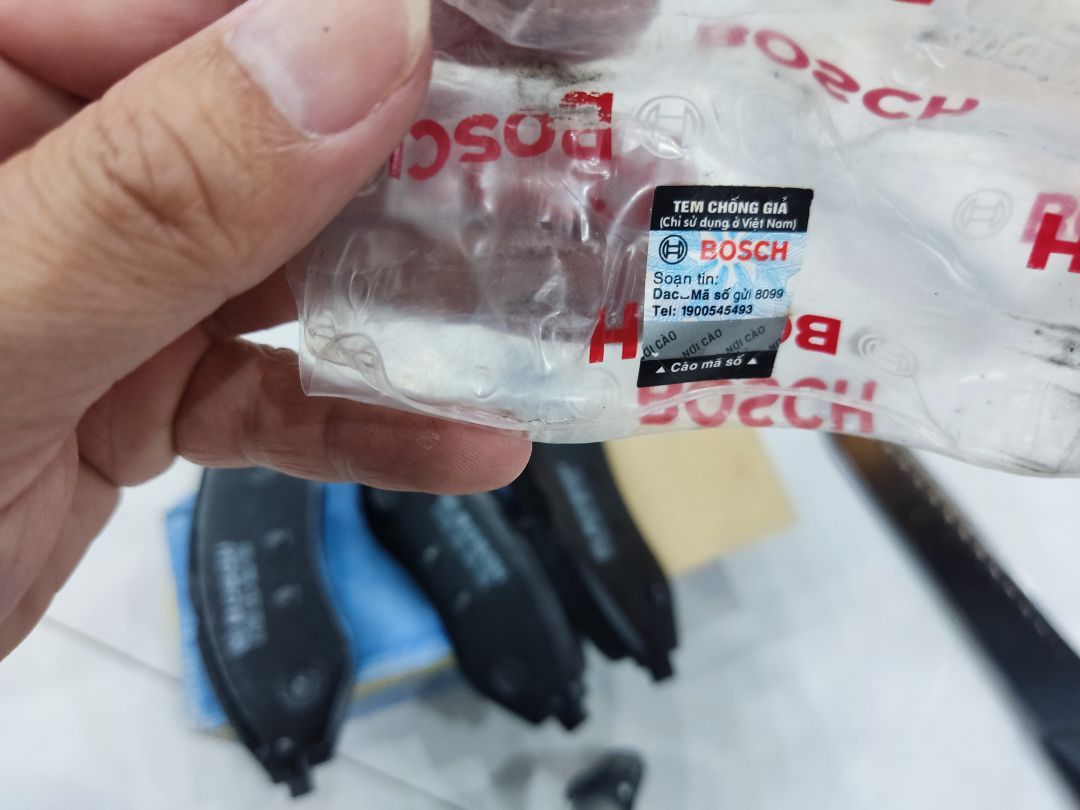 Đầu tiên là thấy hộp hơi cũ , nhưng hàng chuẩn , có cả tem chống hàng giả. Hình dáng hơi khác so với má phanh của xe, nhưng lắp vào vẫn vừa !