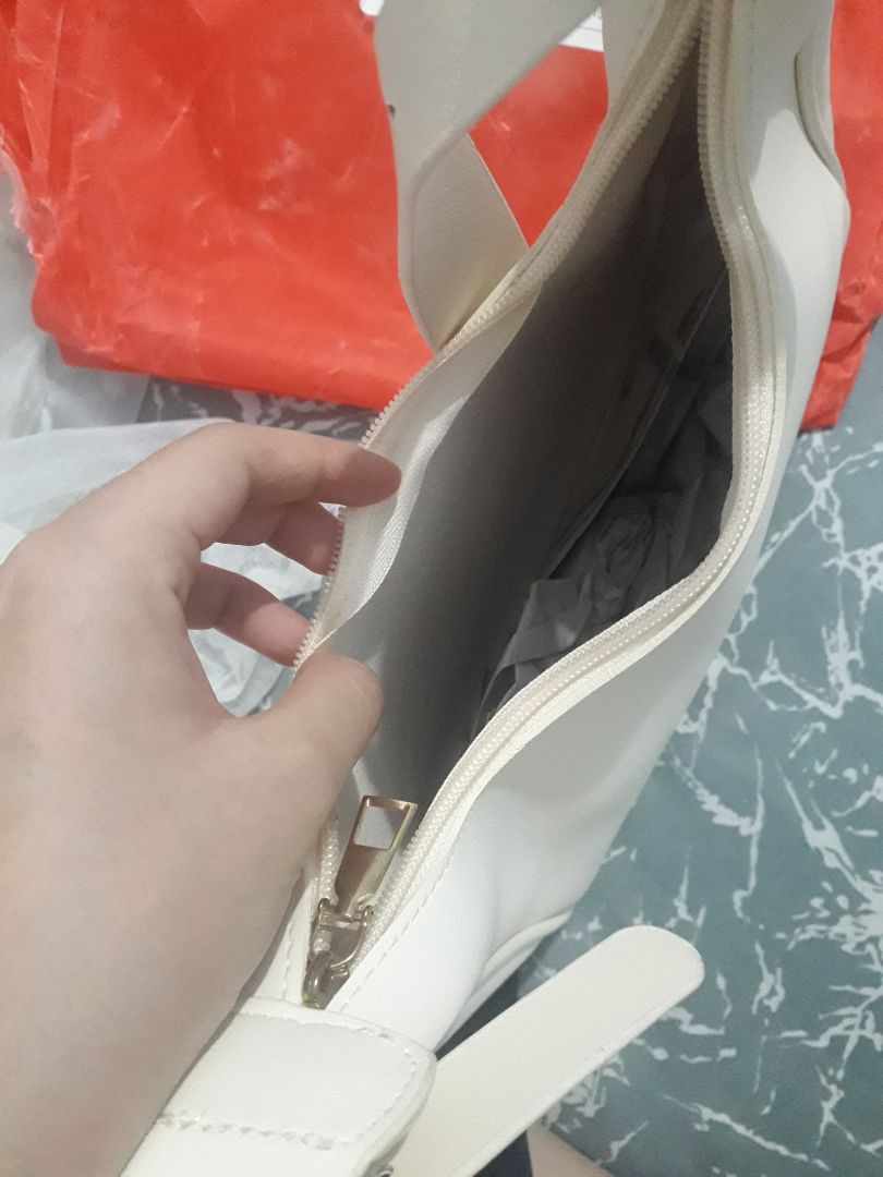 shop bán hàng kiểu gì vậy trời túi thì không có ngăn trong như hình. dáng túi thì xẹp lép bó tay lần đầu mua mà thất vọng kinh khủng