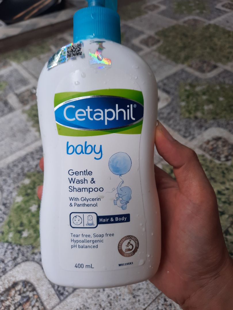 Mùi thơm dịu nhẹ, hy vọng là hợp với da nhạy cảm của con mình. Tem mác đầy đủ nhe các bạn, tại con mình xé ra như vậy áh. Mùi thơm dịu nhẹ, hy vọng là hợp với da nhạy cảm của con mình. Tem mác đầy đủ nhe các bạn, tại con mình xé ra như vậy áh.