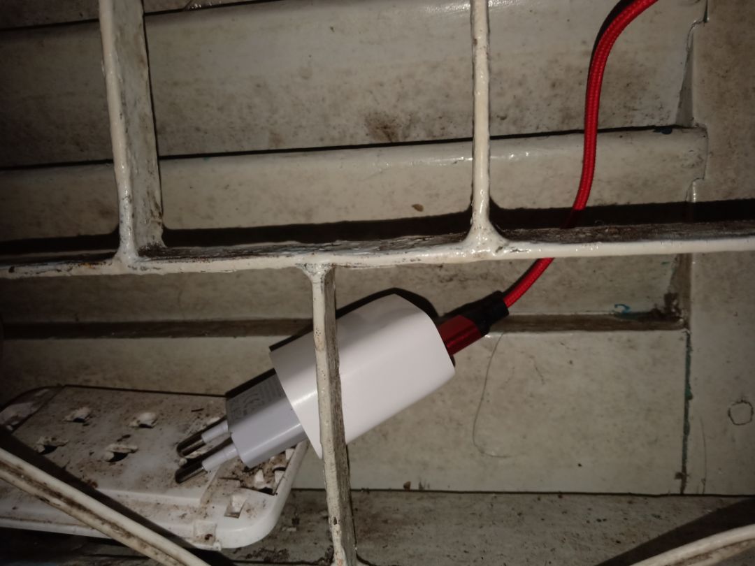 Tốc độ sạc nhanh, vỏ dày dặn, shop nhiệt tình trong tết