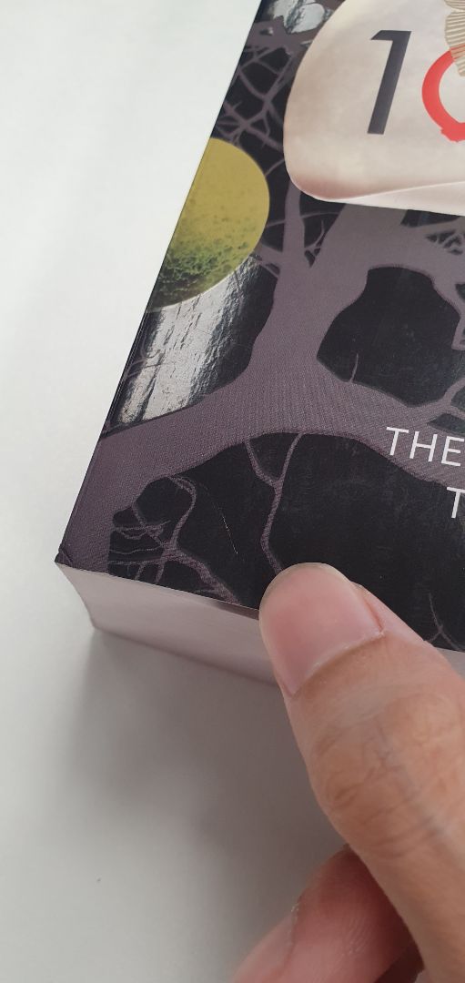 Bình thường sách paperback của Tiki rất mới, chuẩn nhưng không hiểu sao bìa 1Q84 trông khá cũ, góc trái dưới bị nếp gấp, với lại sách bị bụi. Còn lại không có gì phải chê!