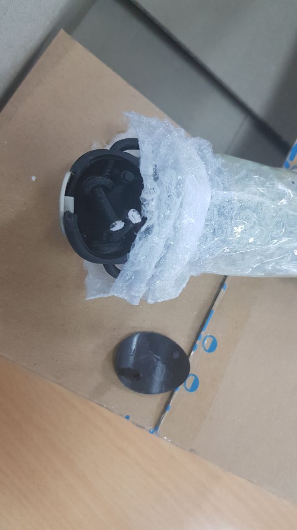 Tôi mới nhận hàng đầu giờ sáng nay nhưng ngay sau khi mở hộp ra thì thấy cán ô bị vỡ. Chắc có thể do quá trình vận chuyển ntn đó. Đề nghị shop đổi lại hàng mới khác cho tôi.