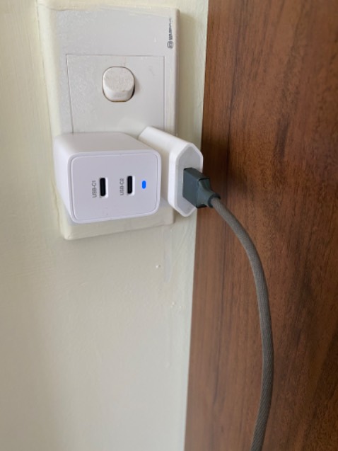 Củ sạc tốt nha, nhìn nhỏ gọn, sạc nhanh cho cả 2 máy cùng lúc