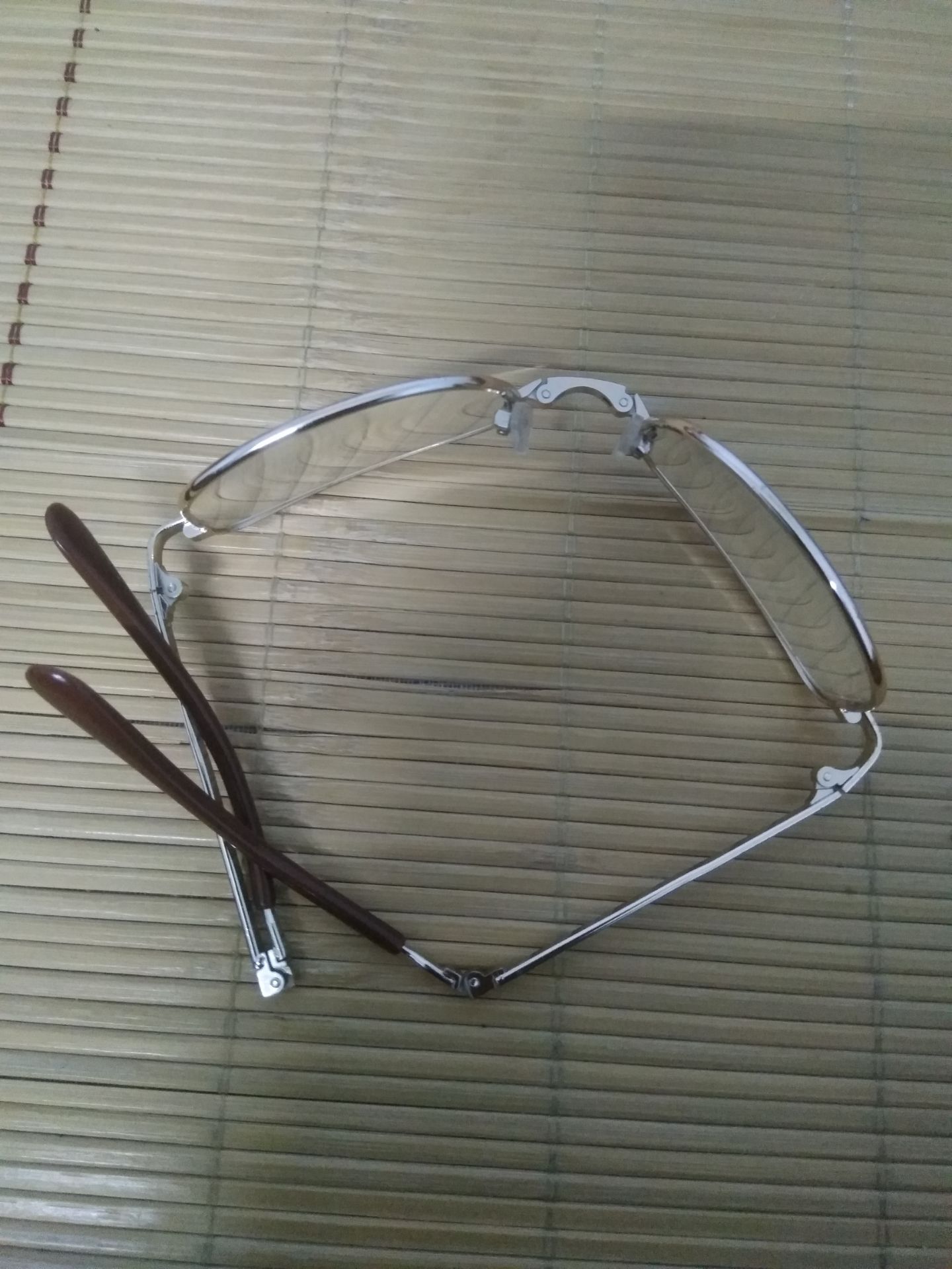 Giao hàng đúng hạn. Khung, gọng mạ trơn, nhẵn, các khớp tương đối trơn tru. Mắt kính hơi nhỏ so với hình giới thiệu.