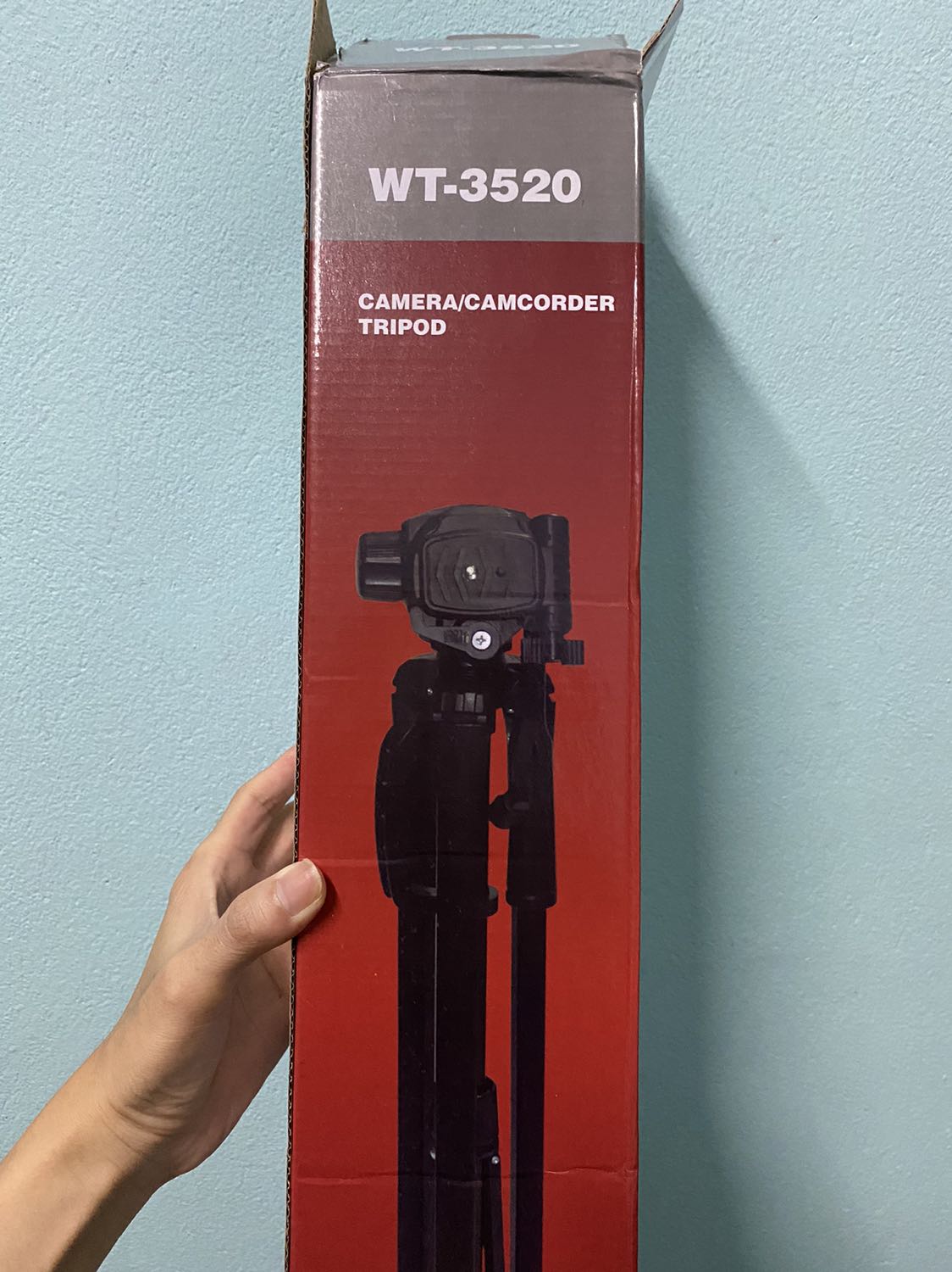 Sản phẩm đã giao không phải chính hãng Weifeng, không phải hình ảnh shop đăng. Và quan trọng là chất lượng yếu hơn nhiều so với tripod Weifeng WT 3520 thật.
Dùng cho điện thoại thì chấp nhận được, nhưng cảm thấy không yên tâm khi gắn máy ảnh lên.
Thân gửi đến shop và Tiki!