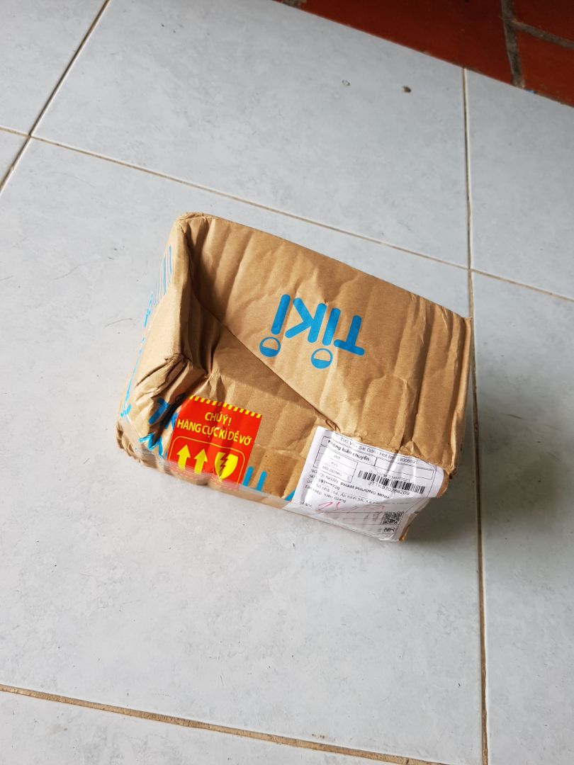 Điện thực tế tầm 12000mAh. Sạc nhanh 18w như mô tả. Cần thời gian mới đánh giá được chất lượng. Tuy nhiên, khâu đóng hàng và giao khá chán, hộp móp méo kinh khủng, chỉ có giấy và cái bọc mỏng te, nhìn chán luôn.