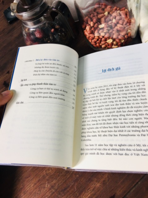 “SỰ ĐỒNG CẢM là một khả năng quan trọng trong quá trình tiến hoá vì nó giúp giống loài của ta tồn tại.

Nhưng trong thế giới trực tuyến, những cử chỉ, biểu hiện vi tế, hoặc cảm xúc trong giọng nói hoàn toàn vắng mặt. Kết quả là não bộ chúng ta không có những thông tin cần thiết cho một mục đích xã hội rất quan trọng: KIỀM CHẾ SỰ TÀN BẠO & HÀNH VI PHẢN XÃ HỘI. Nói cách khác, thiếu sự đồng cảm luôn dẫn tới sự trêu chọc và ức hiếp trong thế giới ảo.

Một mặt quan trọng khác liên quan đến thế giới ảo là THỜI GIAN - thường đóng vai trò quan trọng trong việc giúp ta quản lý cảm xúc của mình, đặc biệt là xử lý những trải nghiệm khó chịu.

Mạng xã hội giúp ta kết nối với người khác ngay sau khi ta trải qua cảm xúc tiêu cực, trước khi thời gian cho ta cơ hội để suy xét cảm giác và những gì mình dự định làm. 
Khi không còn thời gian chờ đợi và những dấu hiệu cần thiết cho sự đồng cảm, mạng xã hội trở thành nơi hứng chịu những mặt trái của tiếng nói nội tâm.

Chúng ta đang chia sẻ thái quá, nhiều hơn bất cứ giai đoạn nào trong lịch sử loài người.”