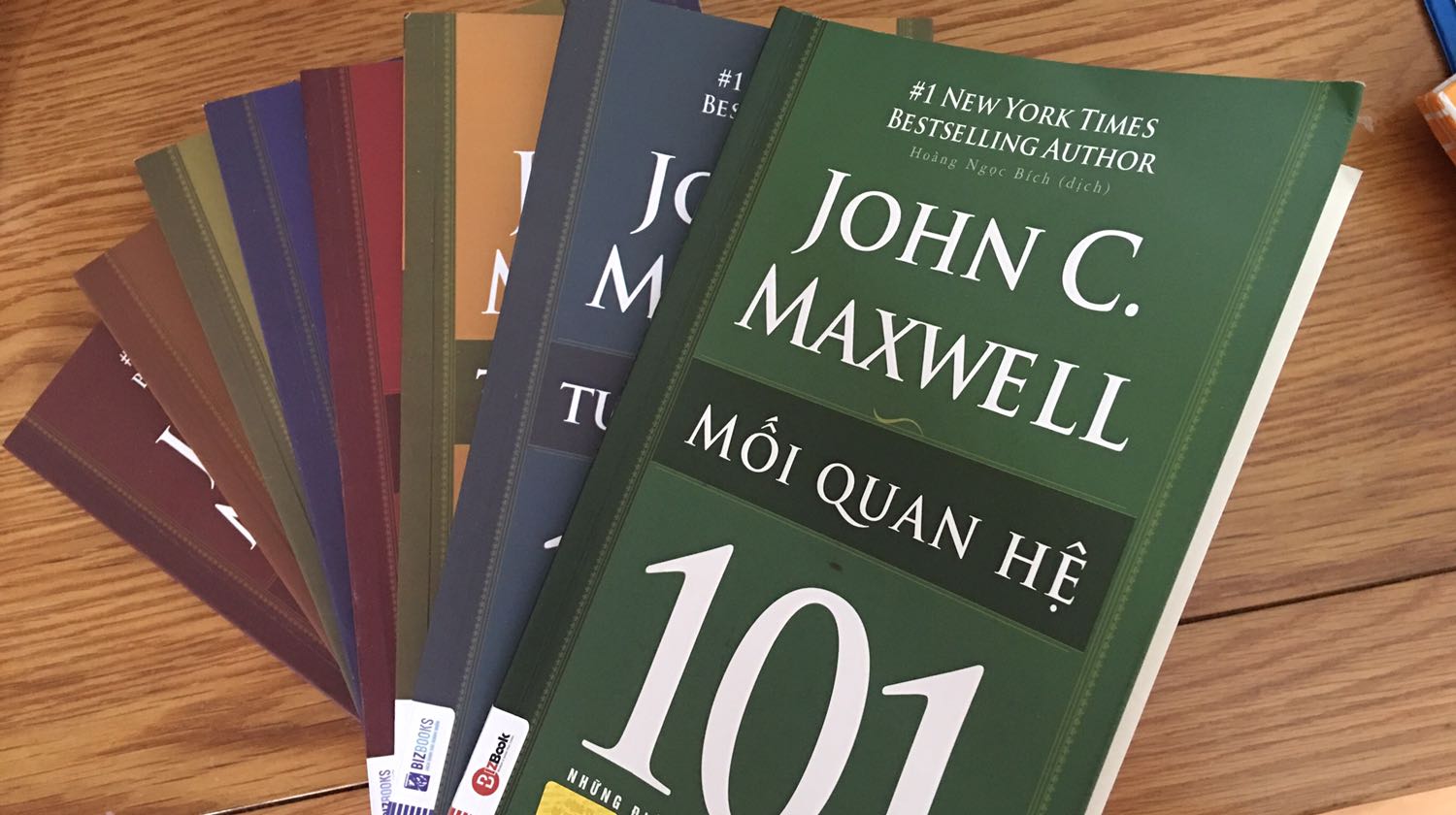 Bộ sách về lãnh đạo nhưng theo cảm nhận của riêng tôi nó có thể dành cho tất cả mọi người. Bộ sách gồm nhiều kỹ năng cần thiết cho bất kỳ cá nhân nào muốn phát triển và đặc biệt hữu ích cho những ai đang và đã là nhà lãnh đạo. Cám ơn Tiki giao hàng rất nhanh và chất lượng sách tốt. 
John C. Maxwell quả là một nhà đào tạo hàng đầu thế giới với cách viết đơn giản dễ hiểu ngắn gọn nhưng rất xúc tích. Hy vọng nhiều độc giả được tiếp cận với các kiến thức này và áp dụng nó cho chính mình để thành công trong công việc và cuộc sống. 

Cám ơn tác giả John C. Mẵell, NXB BizBook và tiki đã xuất bản và phân phối những quyển sách hay!