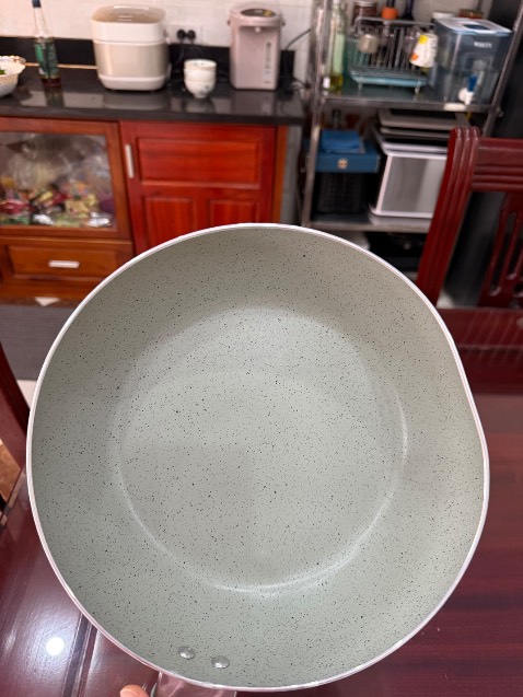 Mình vừa nhận chảo đã bị móp như thế này rồi :( shop chưa chuyên nghiệp trong đóng gói hàng. Nguyên nhân là vì đóng gói chưa cẩn thận, đồ dễ bị móp, méo khi vận chuyển nhưng lại không có hộp mà chỉ bọc bằng túi bóng, nilon…