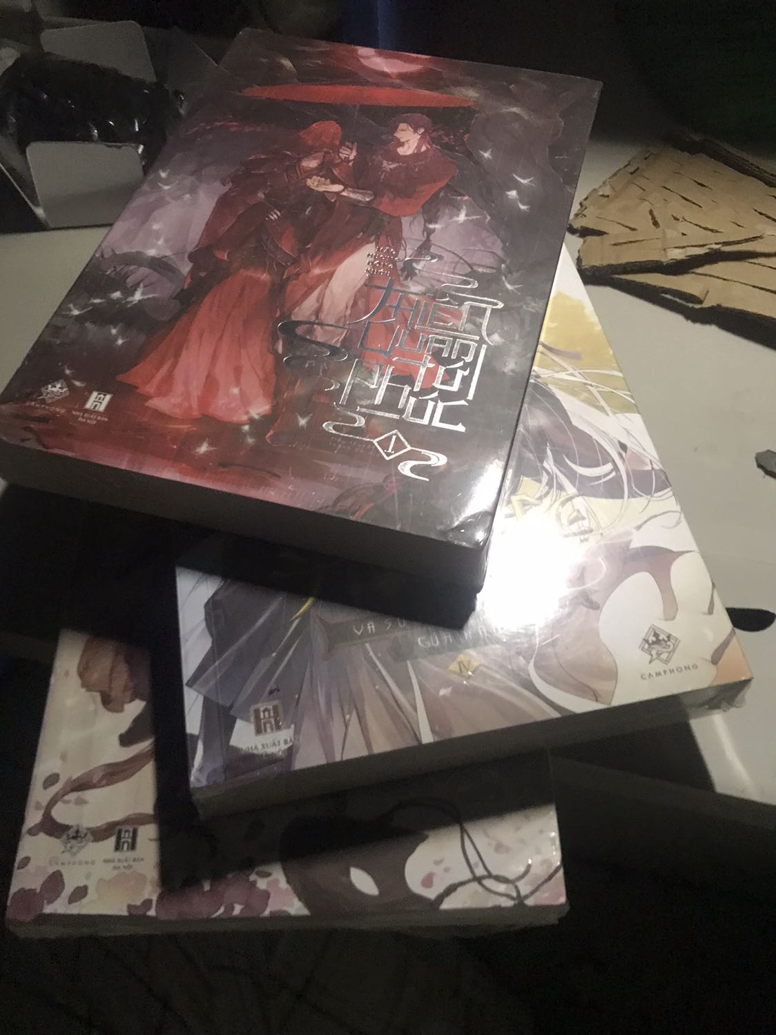 Được tặng kèm bookmark, tuy nhiên hộp hàng không hề có một miếng chống sóc nào luôn, góc trên quyển husky bị móp, buồn