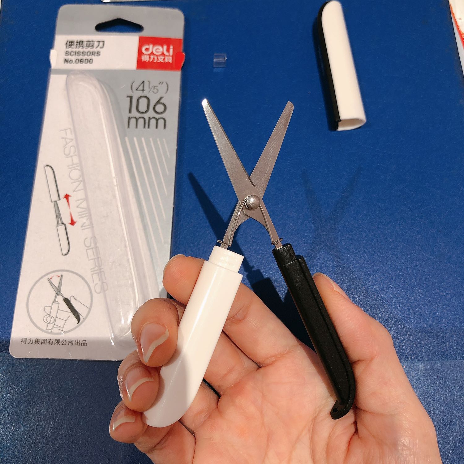 Kéo rất nhỏ gọn, nhìn như 1 cây bút vậy. Thiết kế đẹp & tinh tế. Phù hợp mang theo trong túi xách hoặc khi đi du lịch. Rất tiện dụng!