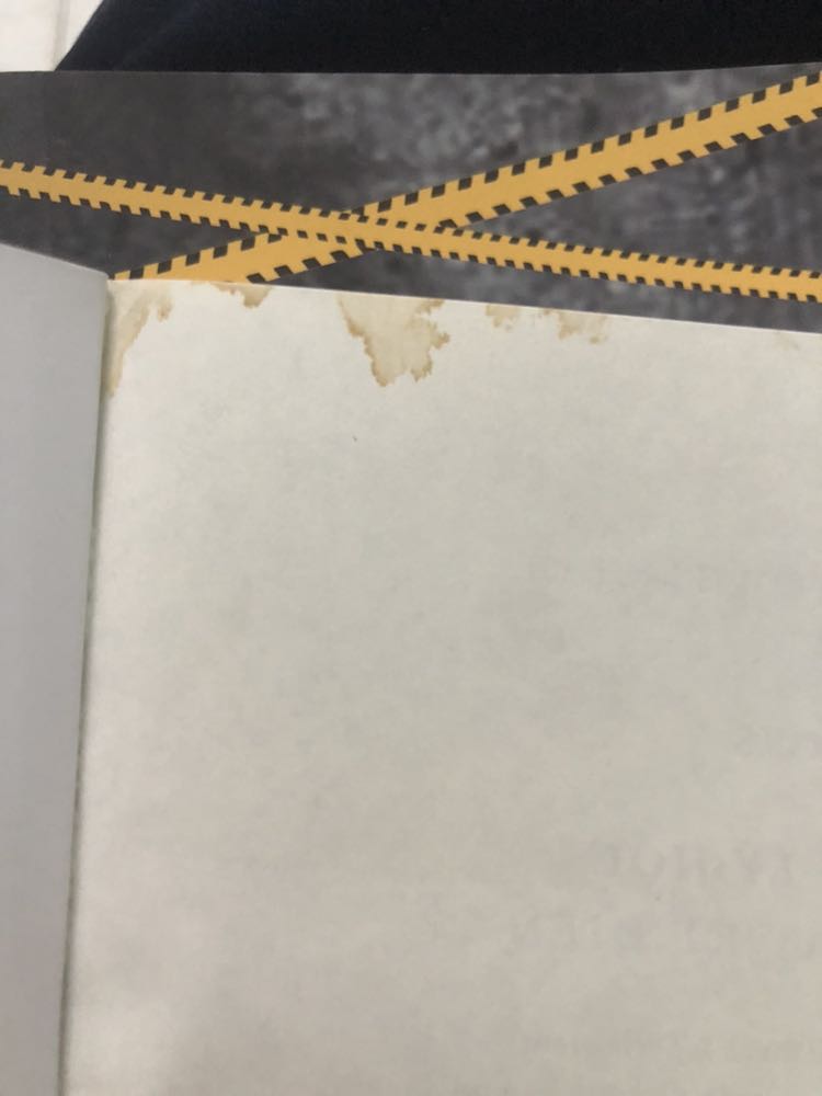 sách đa phần rất đẹp, các góc k bị gấp hay gãy nhưng mà hơi thất vọng vì trang đầu bị bẩn ở góc như vậy. Mong sẽ kiểm duyệt sản phẩm tốt hơn trước khi giao cho khách như vậy