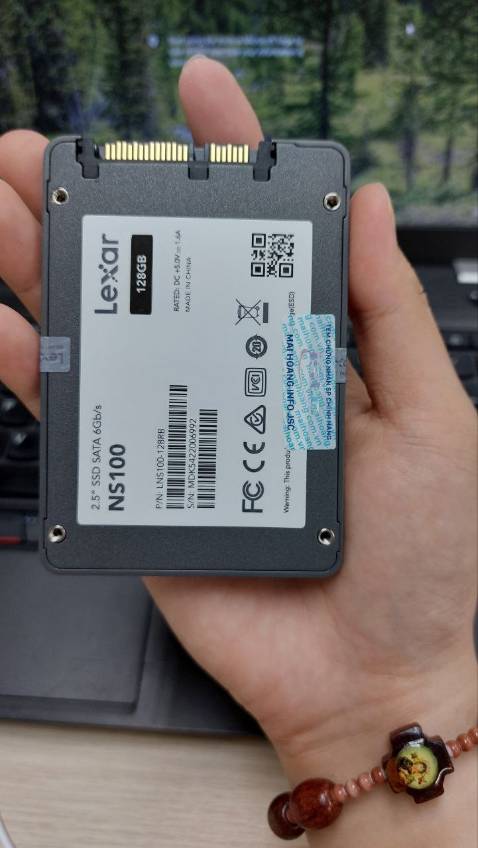 Giao hàng nhanh, em mới order hồi trưa, vừa ăn trưa xong, tính nằm ngủ chợp mắt là có anh shipper đã giao tới luôn, tươi vui niềm nở. Cảm ơn anh shipper chạy xe giữa trưa. Hãng Lexar thì ngon lành rồi. Nay có giá tốt, em phải rước 1 em SSD về *** Linux, Windows cho đã cái nư mọi người à. Vote 5 sao vì đang có giá quá tốt.