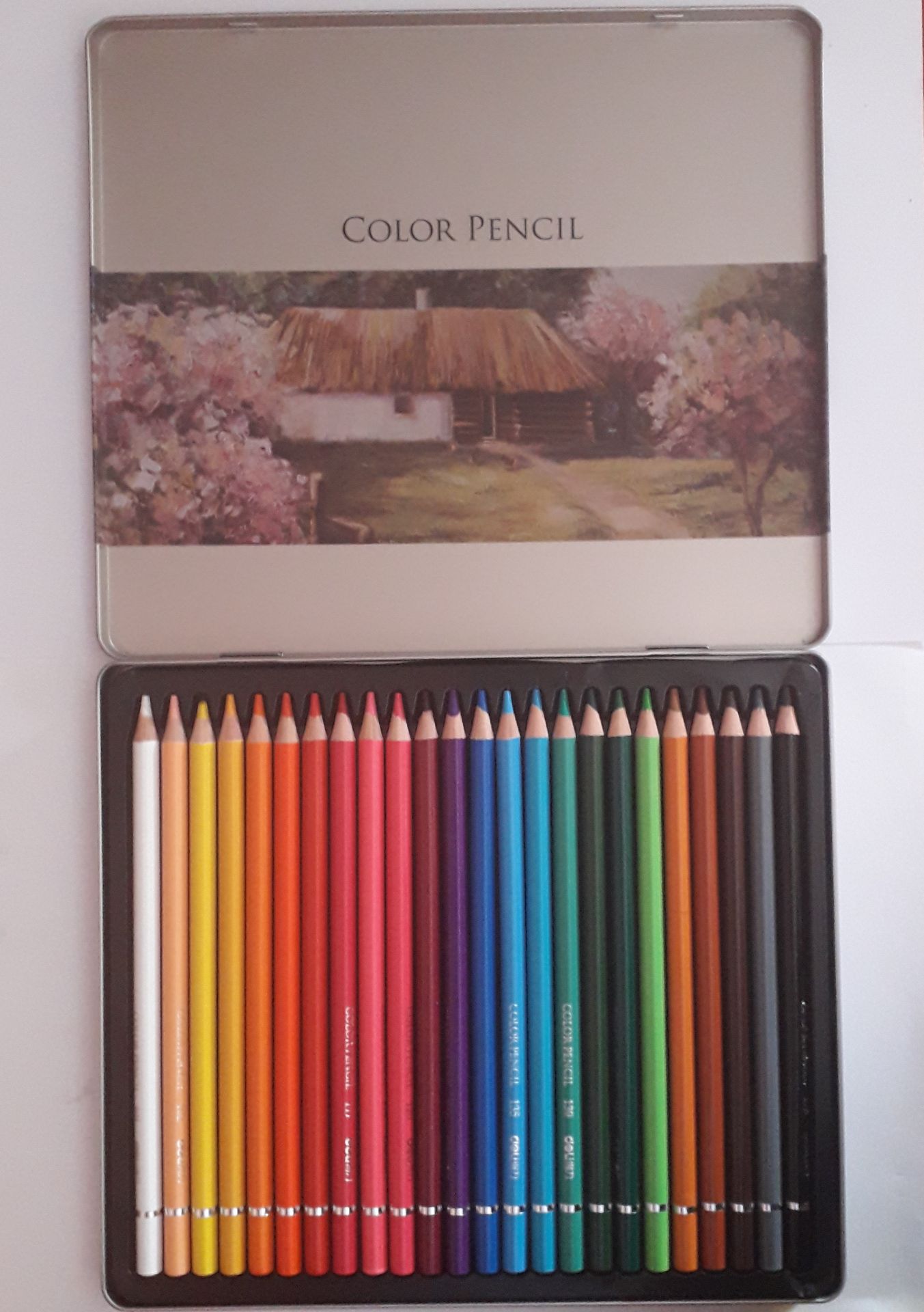 Bút chì màu khá tốt, chì màu mềm giúp tô đậm nhạt theo đúng ý muốn của mình muốn vẽ. Đối với mình thì bút chì màu là dùng được. Chào Tiki.