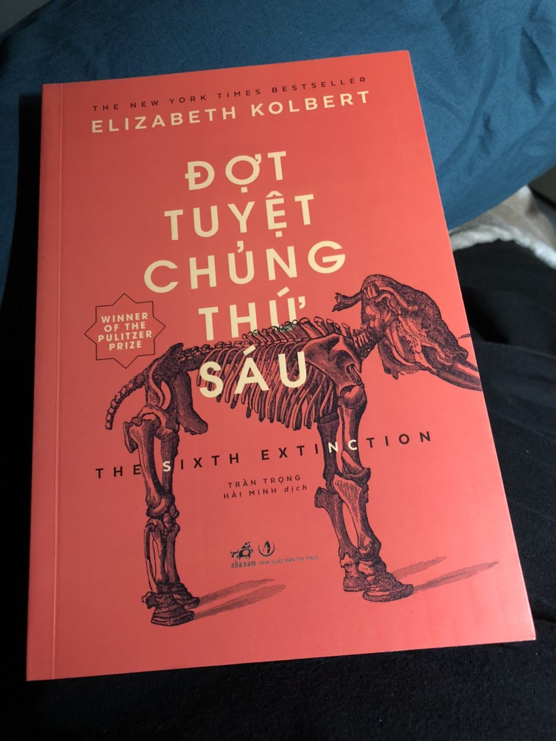 Có thể do vừa đọc xong cuốn Sapiens (Lược sử loài người), nên mình vẫn chưa thể thoát ra được cách kể chuyện lôi cuốn của Yaval Noah Harari. Nên khi tiếp tục với cuốn này thì bị hơi bị hụt hẫn với lời văn đúng kiểu báo chí như công việc thật sự của tác giả, cộng với lời dịch hơi lủng củng và nhiều chỗ hơi khó hiểu khiến mình phải đọc đi đọc lại vài lần, việc phải đọc chú thích những tổ chức hay thuật ngữ chuyên môn các thứ làm mọi thứ trở nên rối hơn.
Đọc được chương đầu thì mình quyết định sẽ tạm dừng và sẽ tiếp tục với cuốn Homo Deus.
Điểm khiến mình cảm thấy thích nhất cũng chính là điều khiến mình quyết định mua cuốn này là bìa thiết kế khá đẹp, có thể nói là đẹp hơn bản gốc.