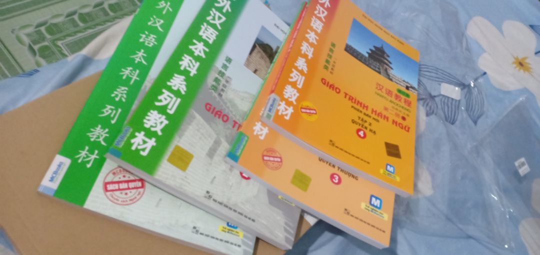 đọc comment cũng lo lắng nhưng mà lúc nhận hàng ưng cực kỳ cả 4 quyển đều nxb đhqg Hà Nội. in rõ ,giấy trắng, dày. giá quá ok. nên mua nhei 10* nhei. giao hàng nhanh hơn dự kiến iu iu