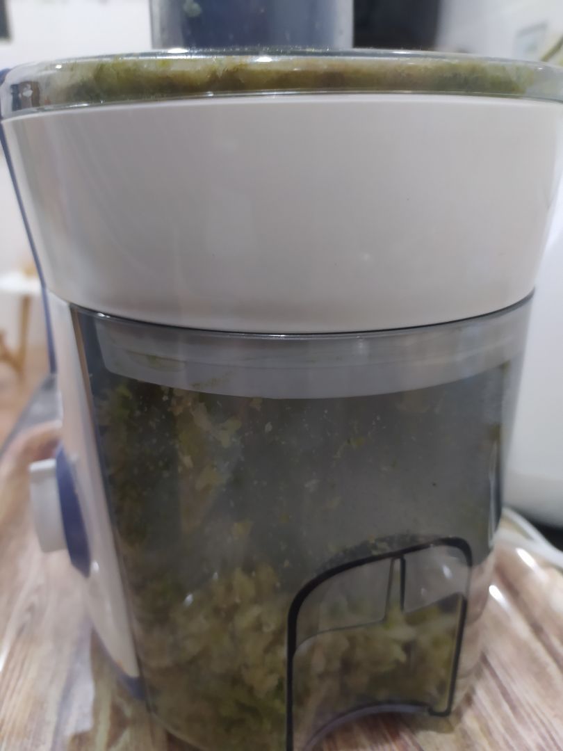 máy đẹp, cũng nhỏ gọn. tháo lắp - vệ sinh dễ dàng. 1 nắm tay cần+3 quả ổi+ 1 quả dưa Leo là full hộp. muốn ép nữa thì thì gỡ bỏ xác rồi ép tiếp chứ ko nó sẽ bị ra ít xác qua bên nước ép nhé. Nói chung mình thích loại ép này hơn là ép xay chậm nhé. vì như cà chua, ép xay chậm nó ra luôn cả bột bột đặc rất khó uống, ngán. hình trên là 1 quả ổi+ 1 quả dưa Leo ép ra một ly v đó. 
Dùng đc nhiều ngày rồi chưa thấy có lỗi gì