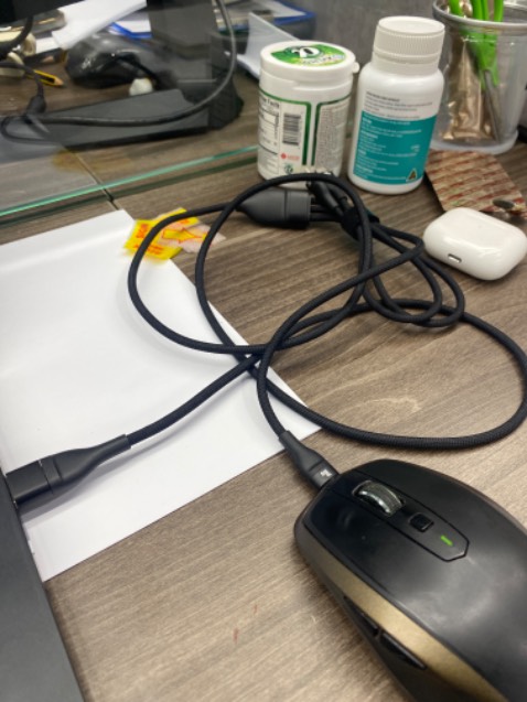 Cáp sạc nhanh nhưng thật ra chẳng nhanh chút nào. Phí tiền mua quá