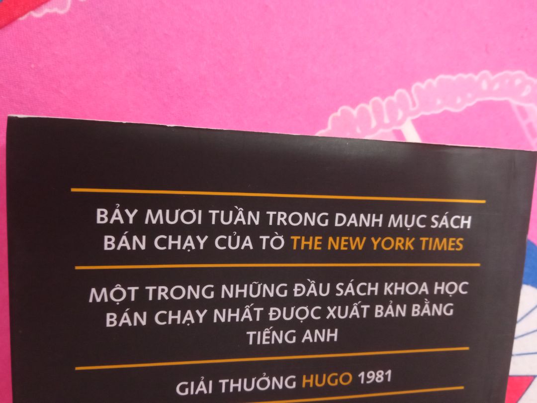 mình thật sự thất vọng khi nhận sách từ tiki. sách chỉ bỏ vào hộp, hộp bên ngoài nhàu nát, gáy sách rách và bẩn, bìa sách dính keo, bìa sách bị cong và gãy do vận chuyển xa nhưng ko được bảo quản tốt. mình chưa bao giờ mua sách mà thất vọng như vậy