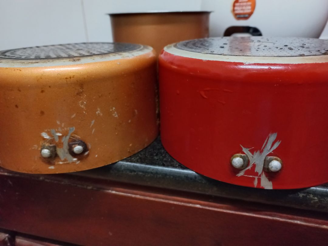 lòng chảo mau tróc. mấy bộ elmich mình mua, quánh, chảo và nồi đều bị gãy cán trong khi sử dụng mới có tầm 8 9 tháng. may là lúc gãy cán đang không đựng đồ canh nóng chứ không là bỏng rồi. không bao giờ mua elmich nữa.