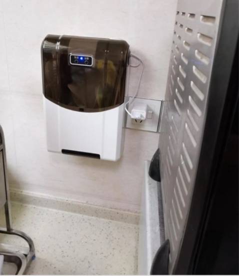 Rất tiện lợi , ít nhất cũng ngăn được mấy con dán và thằn lằn thik bò lên muỗng đũa vào ban đêm