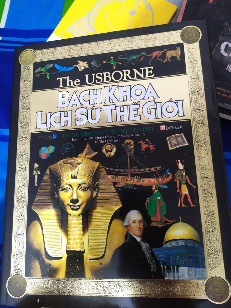 Quyển sách lịch sử quá đẹp, quá hay đến từ nhà Đông A.
Bạn mà cầm trên tay quyển này là bạn sẽ suýt xoa cho xem, vì sao vậy ?
- Hình thức, trình bày: Sách được in trên giấy bóng dày, màu in rất đẹp, không bị lem hay chảy màu. Bìa cứng dày in nhũ dập nổi tiêu đề đẹp mê ly luôn á. Mục lục trình bày theo logic từ tiền sử xa xưa đến 500 năm gần đây, độc giả dễ theo dõi sách.
- Nội dung: Sách trình bày lịch sử của nhiều lĩnh vực trong xã hội, mỗi bài có nhiều hình minh hoạ rất đẹp, bắt mắt, không nhàm chán. Cung cấp chuỗi kiến thức khổng lồ nhưng thú vị cho người đọc. Nội dung sách thích hợp với mọi người, mọi lứa tuổi.