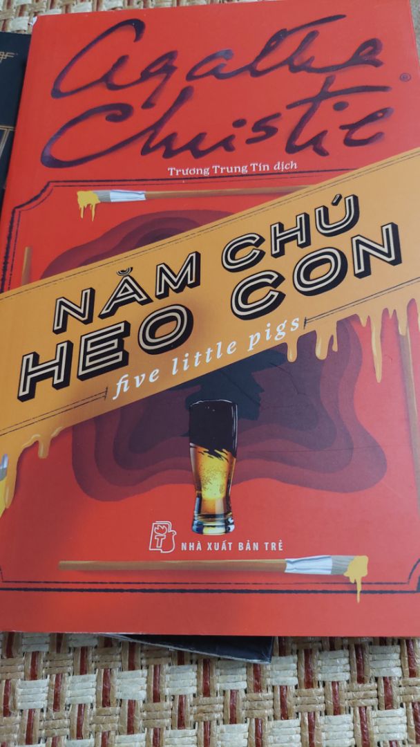 Agatha Christie luôn biết cách làm cho độc giả bất ngờ. Cái hay của tác phẩm trinh thám không nằm ở các tình tiết hồi hộp giật gân mà là ở khả năng mô tả diễn biến tâm lý của mỗi nhân vật, bức tranh mà mỗi nghi phạm mô tả về vụ án cộng với khả năng chơi trò ghép hình, suy đoán tài tình của vị thám tử Hercule Poirot. Một tác phẩm trinh thám tuyệt vời.