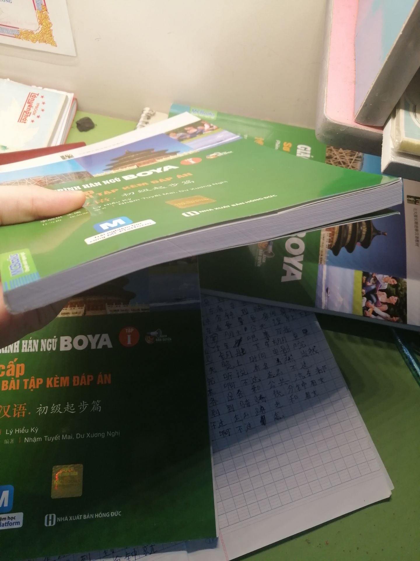 Giấy rất đẹp, dày, ban đầu khi mua mk khá lưỡng lự vì có 1 số ninhg luận tiêu cực, nhưng sau khi mua về thì k hối hận 1 chút nào cả mà ngược lại còn đẹp hơn mong đợi nữa, giao hàng rất nhanh???, cảm ơn shop ạ