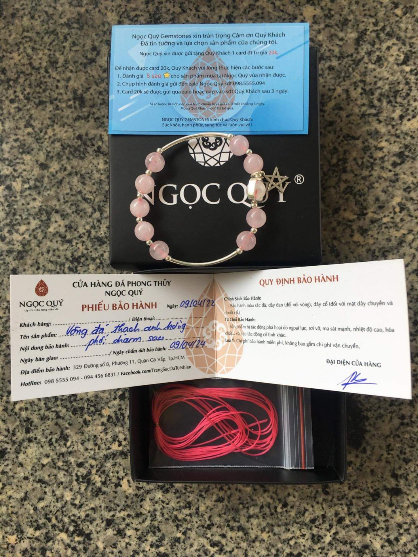 vòng tay xinh, màu đá đẹp, thích hợp để làm quà tặng. giao hàng nhanh, có kèm phiếu bảo hành 2 năm và quà tặng