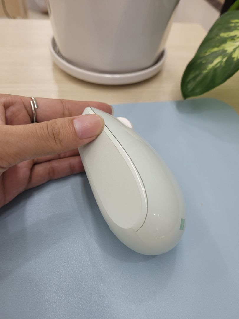 Chuột đẹp, xài ok lắm. kết nối cũng nhanh nữa. Màu thì cưng xỉu, chỉ muốn hốt hết các màu về xài dần.