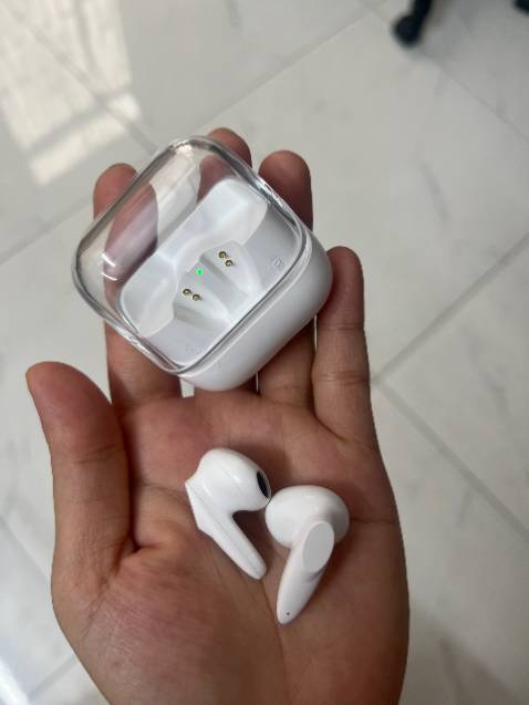 Tai nghe đẹp quá, dùng mấy hôm rồi nhưng vẫn mượt. Nhỏ nhắn nhưng pin đc lâu, có lần mình đeo cỡ 3 tiếng liên tục nhưng vẫn còn pin.
Về chất âm thì OK, có âm bass, tiếng nhạc êm. Chủ yếu vẫn thích thiết kế nhỏ và nhẹ của tại nghe