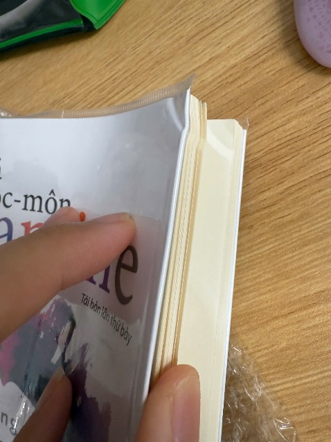 Sản phẩm bị gãy sách, kh biết là do quá trình vận chuyển hay do bọc bìa sách kh cẩn thận nên xatr ra tình trạng này. Phải nói là góc sách nhìn gãy v rất khó chịu