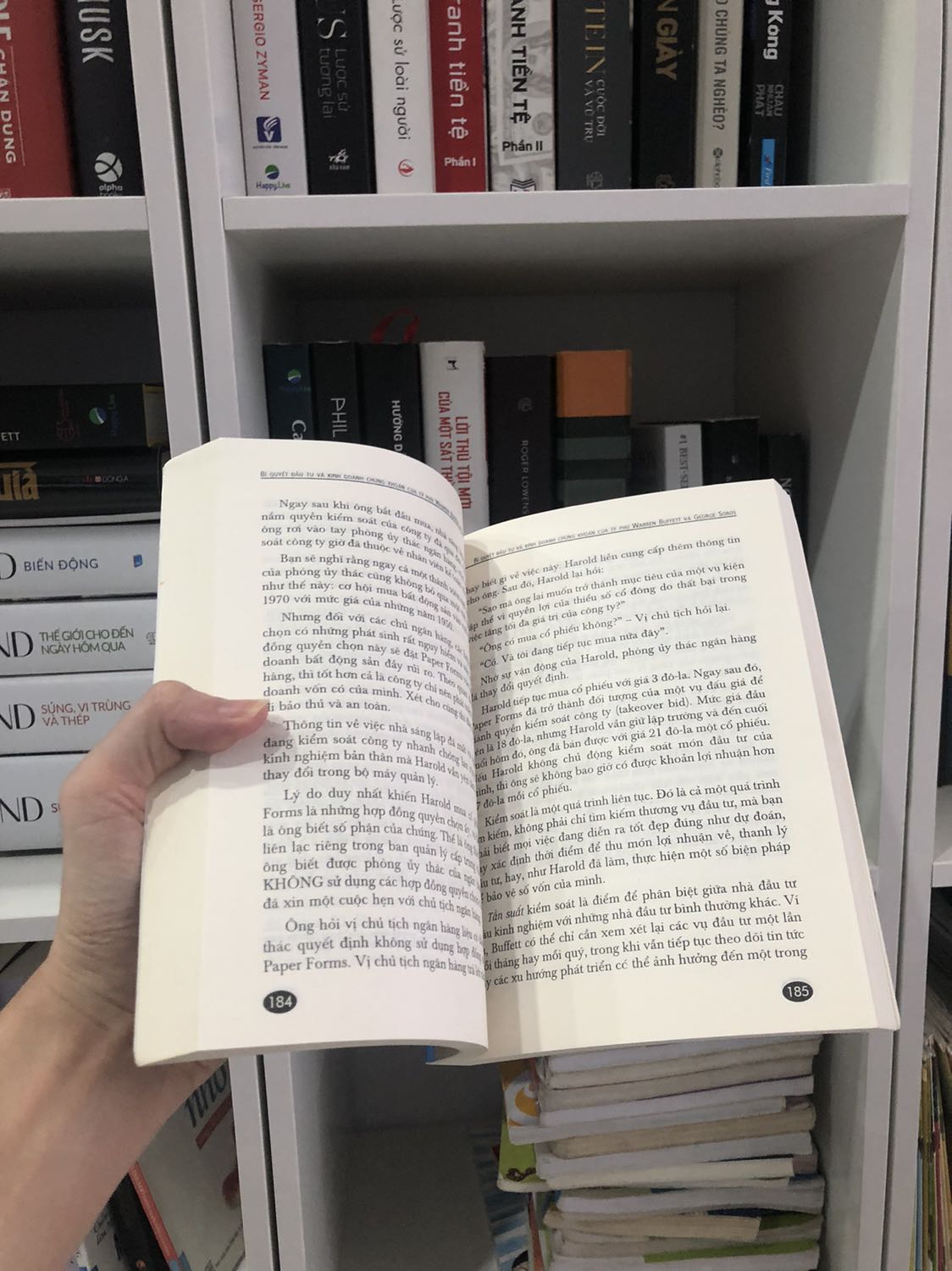 Một cuốn sách vô cùng hay, giúp định hình tư duy kinh doanh cho người mới bắt đầu để tránh các thua lỗ do ***. Đọc cuốn này xong đọc thêm cuốn Warren Buffett Quá trình hình thành một nhà tư bản Mỹ để hiểu rõ hơn phong cách đầu tư của một huyền thoại.