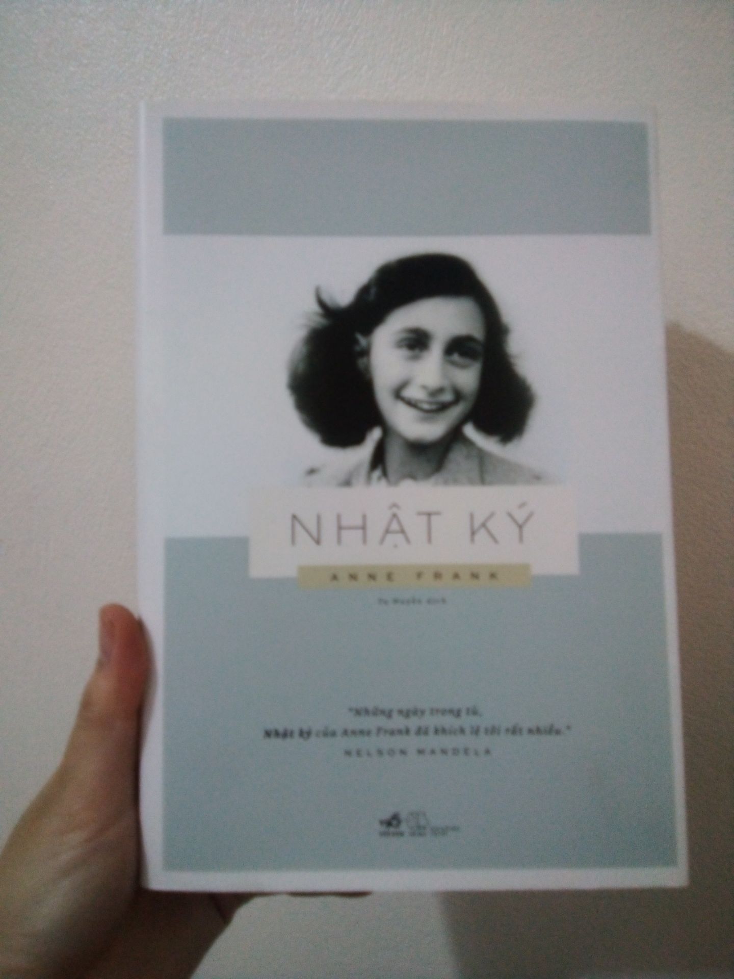 bìa sách hơi bẩn 1 chút n mà k sao vẫn tạm ổn, cuốn sách này thì quá tuyệt vời rồi có thể đối với một số người cuốn này khá nhạt nhưng đây lại là 1 trong những cuốn sách đáng để đọc 1 lần trong đời. Thực sự rất đáng , cuốn sách thuộc thể loại bút kí kể về anne và quãng thời gian cô bé cùng gia đình lẩn trốn sự trung lùng của Đức Quốc Xã. Mạch chuyện khá chậm , nhẹ nhàng, k có quá nhiều kịch tính. Thích hợp đọc vào ngày mưa ???