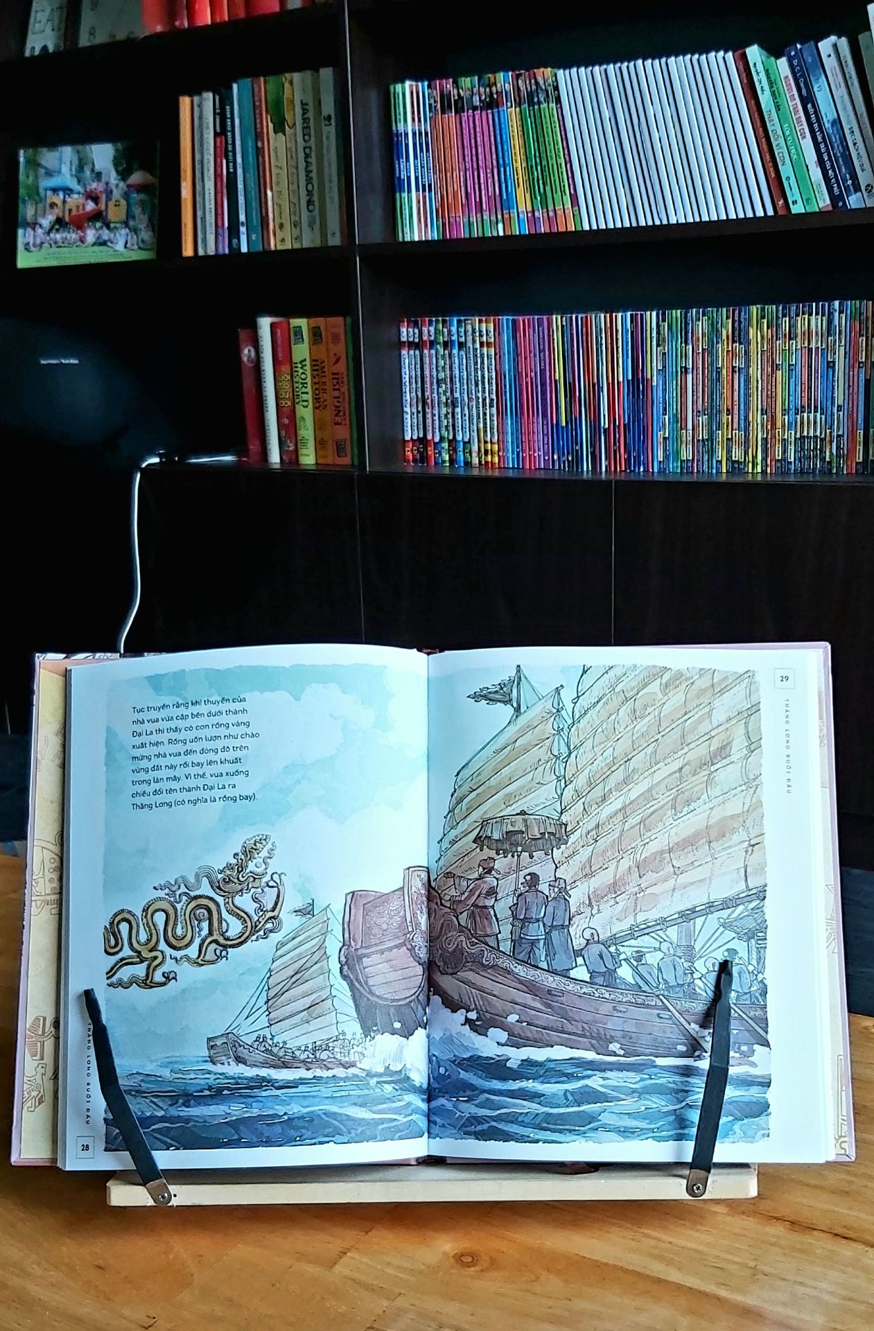 Bộ sách gồm 8 quyển, mỗi quyển là một chủ đề, một nhân vật, một địa điểm lịch sử ý nghĩa với mọi thế hệ người Việt. Và đặc biệt phù hợp với các bạn nhỏ tiểu học mới tiếp cận môn lịch sử nước nhà. Sách có nhiều hình vẽ đẹp và màu sắc phong phú, các bạn nhỏ nhà mình vô cùng thích.  các bạn ý đọc vèo cái xong nhưng xem đi xem lại hình ảnh và bình luận rôm rả 🥰.
Dịch vụ Tiki nhanh, tiện và chuyên nghiệp. Like !